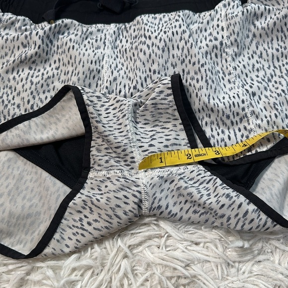 Lululemon Hotty Hot Short Dottie Dash White Black / Black - Picture 7 of 8